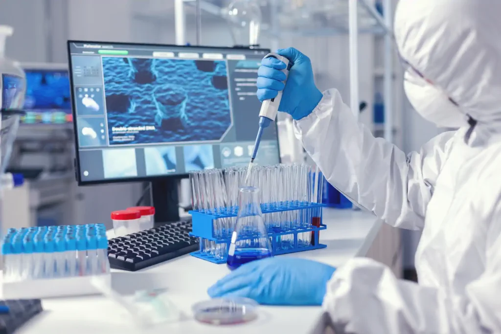 Científico manipulando circuito integrado en laboratorio de alta tecnología