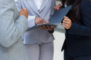 Profesionales de negocios revisando documentos en reunión