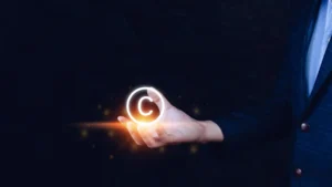 Mano sosteniendo símbolo luminoso de derechos de autor