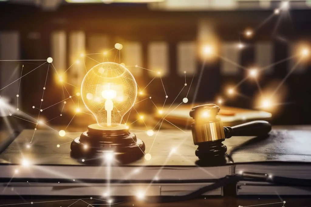Foco luminoso digital junto a mazo judicial sobre escritorio