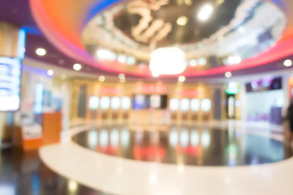Lobby de cine moderno con luces coloridas desenfocadas