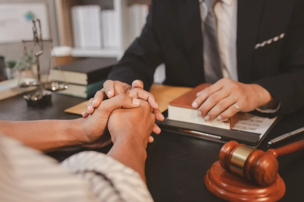 Abogado consolando a cliente en despacho jurídico