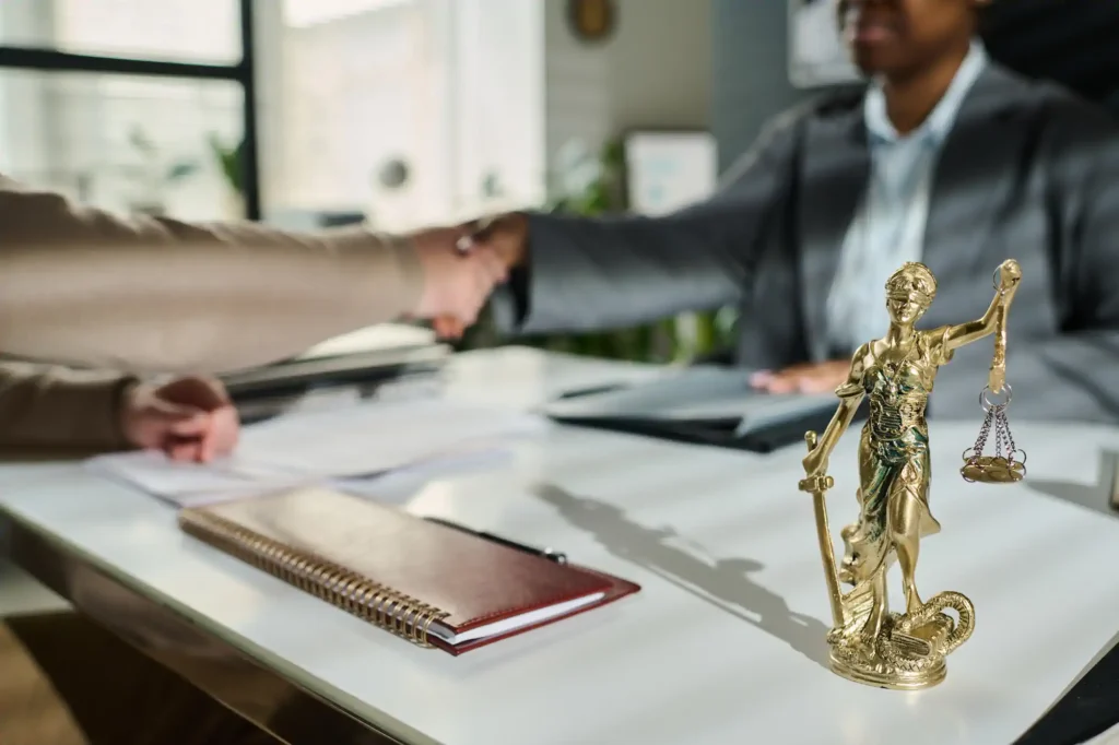 Estatua dorada de la justicia en escritorio de abogado