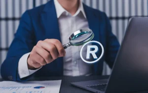 Empresario con lupa examinando símbolo de marca registrada