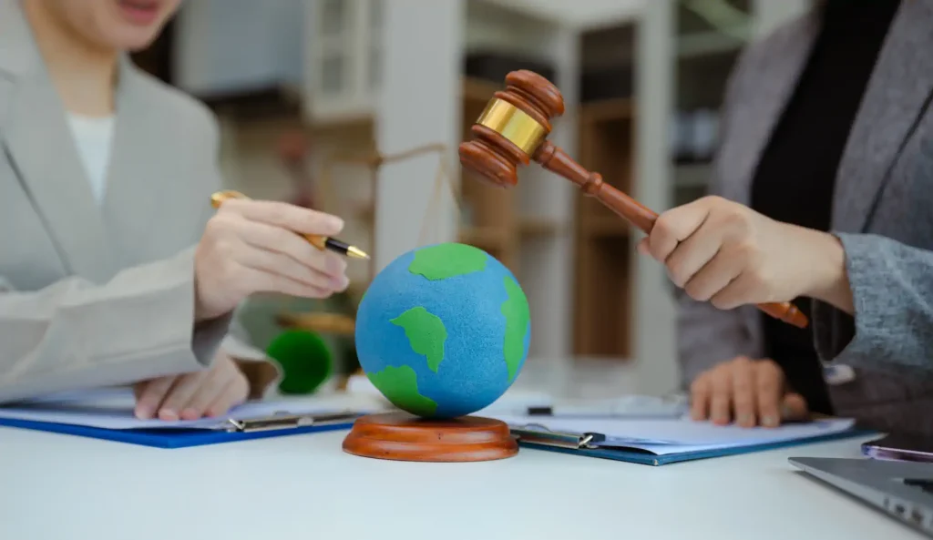 Martillo de juez sobre globo terráqueo en reunión legal