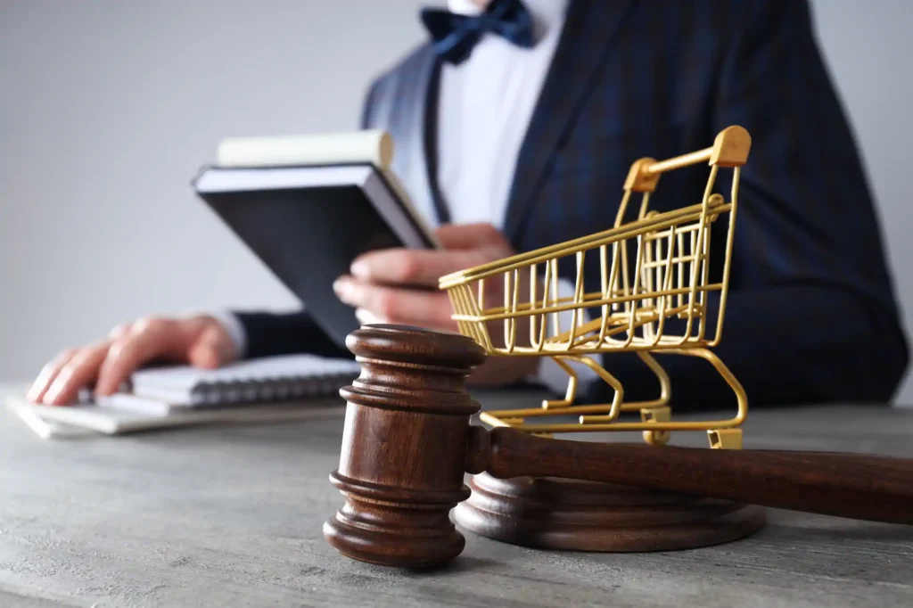 Mazo judicial y carrito de compras miniatura en escritorio