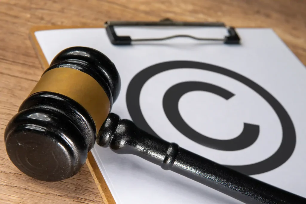Mazo judicial sobre documento con símbolo de derechos de autor