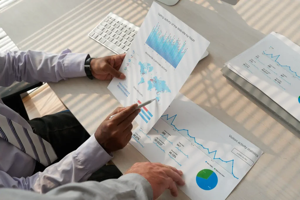 Ejecutivo revisando reportes de analítica web con gráficas