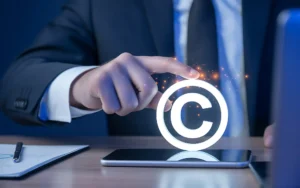Empresario señalando símbolo de derechos de autor holográfico luminoso