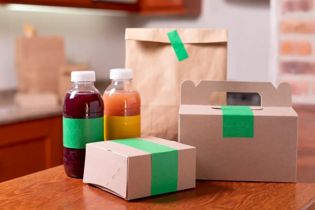 Pedido de comida para llevar con cajas y bebidas naturales