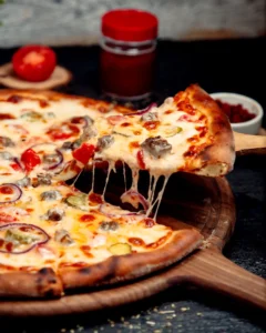 Rebanada de pizza con queso derretido sobre tabla de madera