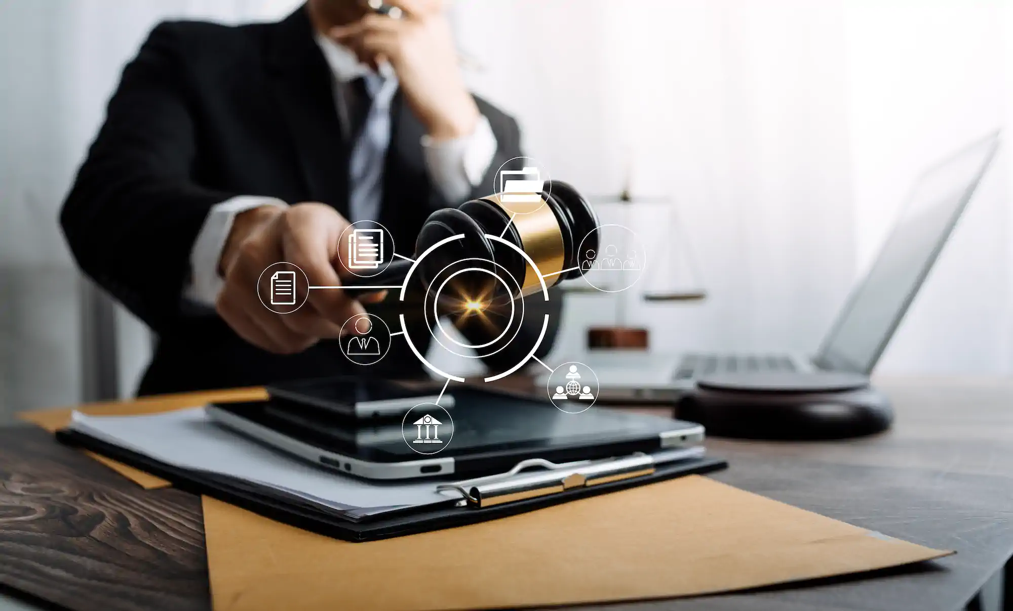 Abogado con mazo judicial e íconos digitales de tecnología legal