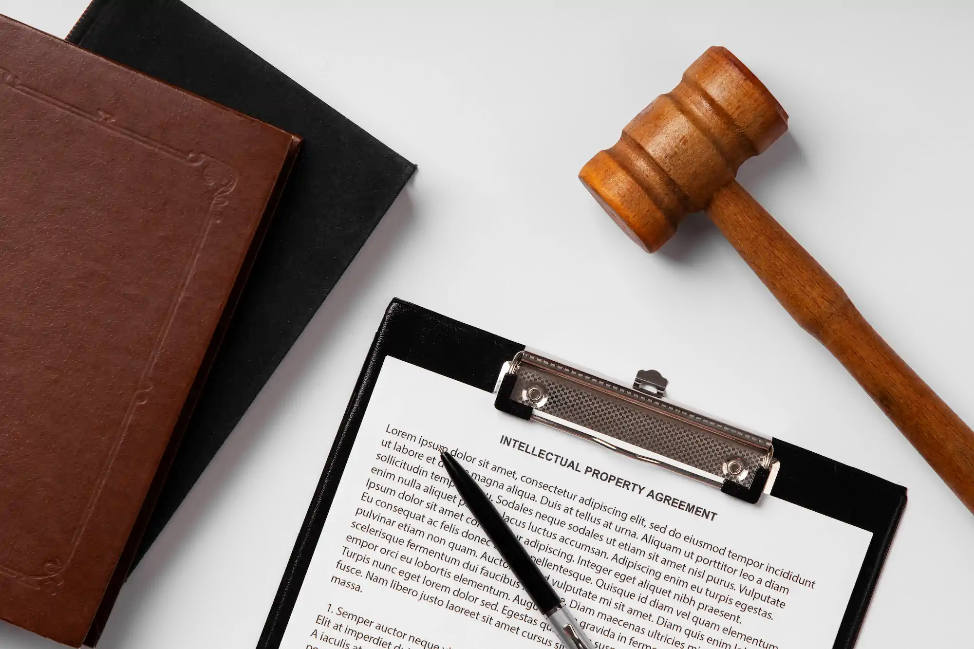 Contrato de propiedad intelectual con mazo judicial y libros