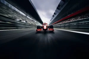 Auto de Fórmula 1 rojo a alta velocidad en pista